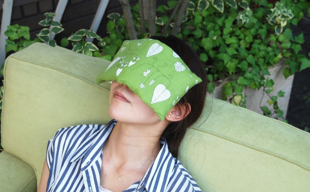梅雨のだるさ、頭痛… セルフケアでやさしく癒す 麦の温冷アイピロー