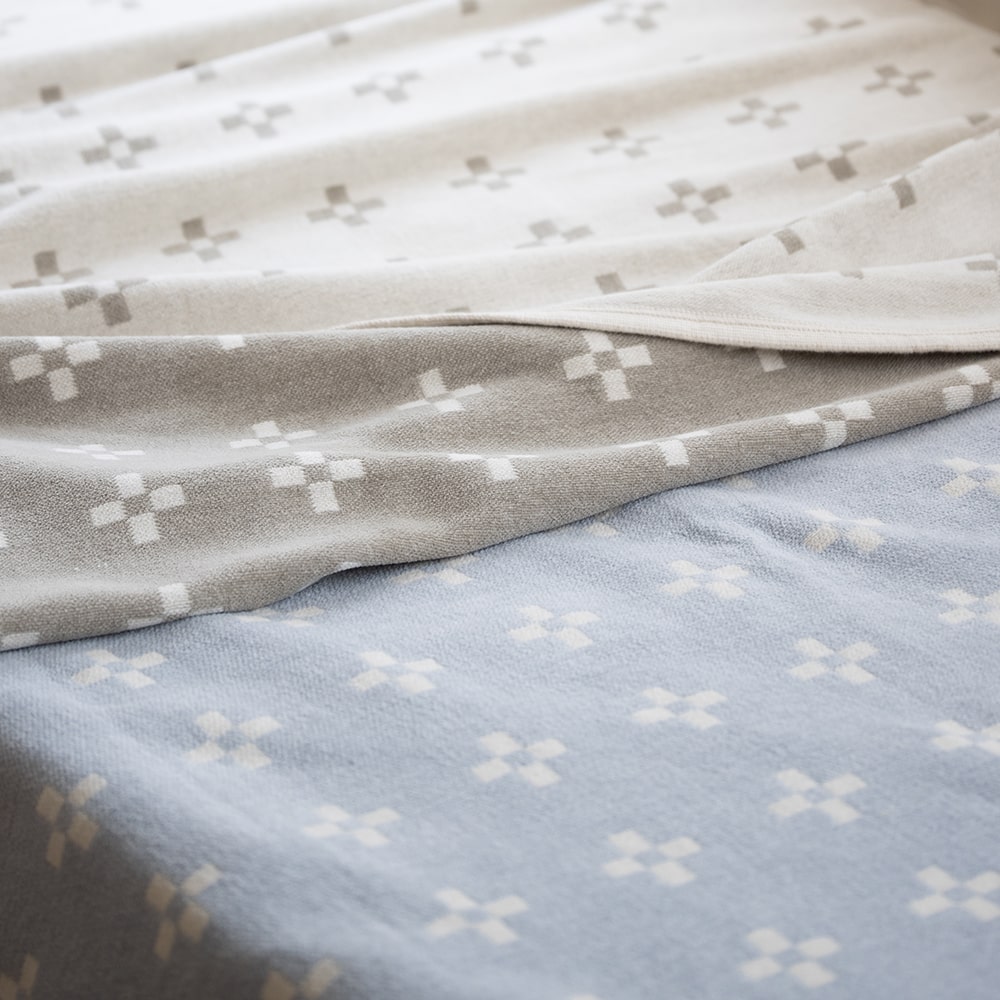 きっと暮らしの必需品になる～コットンブランケットの5つの使い方