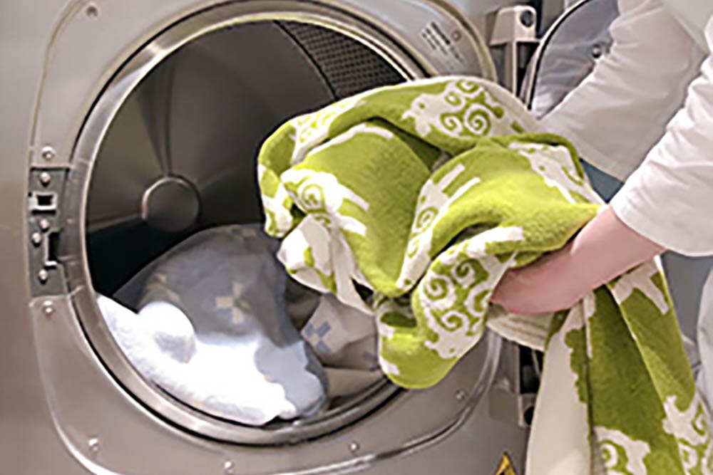 洗濯機で丸洗いできるKLIPPANのコットンブランケット