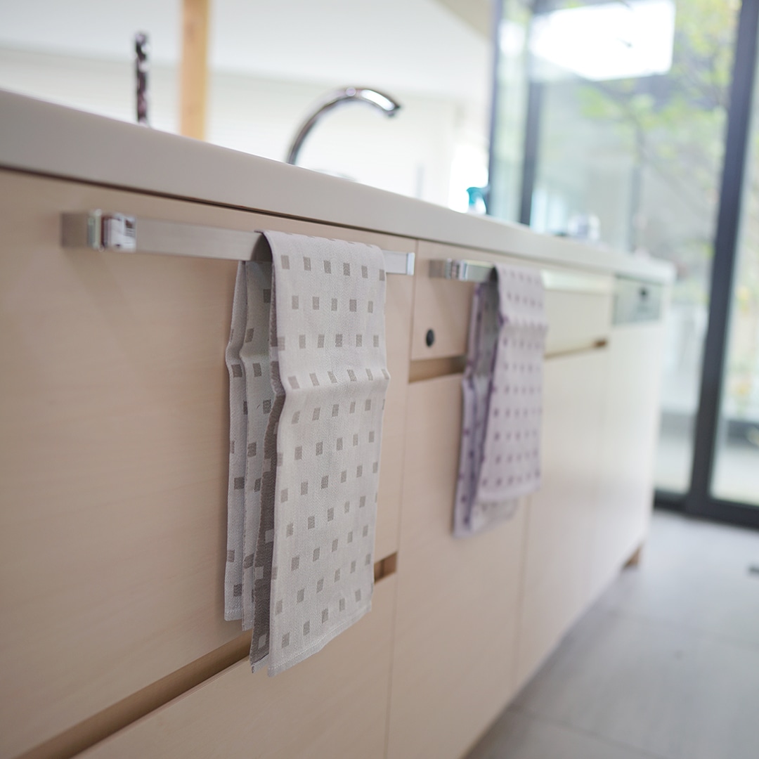 Vaxbo Lin/ヴェクスボリン リネンのキッチンタオル ドット パープル